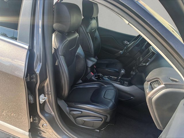 Used 2019 Jeep Cherokee Latitude Plus w/ Comfort/Convenience Group FWD image 9