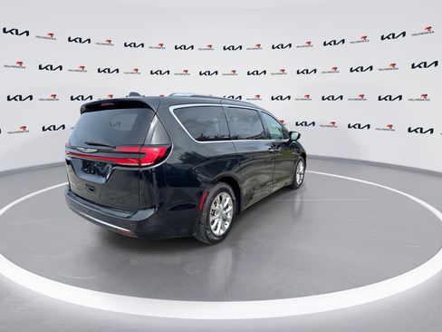Used 2021 Chrysler Pacifica Touring-L FWD image 8