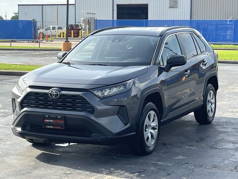 Used 2020 Toyota RAV4 LE FWD image 5