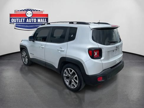 Used 2018 Jeep Renegade Latitude FWD image 4