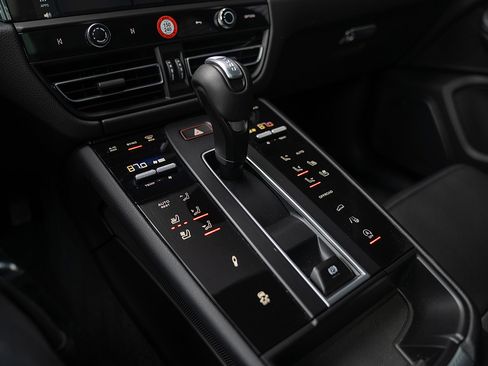 Certified 2026 Porsche Macan Turbo image 15