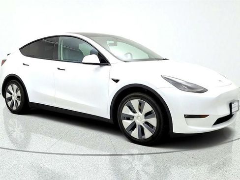 Used 2024 Tesla Model Y Long Range AWD/4WD image 3