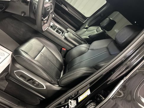 Used 2023 Jeep Wagoneer Series III w/ Preferred Equipment Group AWD/4WD image 12