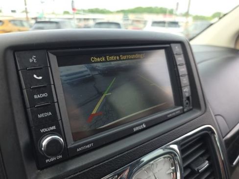 Used 2012 Chrysler Town & Country Touring-L w/ Entertainment Group #2 FWD image 21