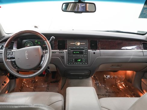 Used 2006 Lincoln Town Car Signature Limited RWD image 13