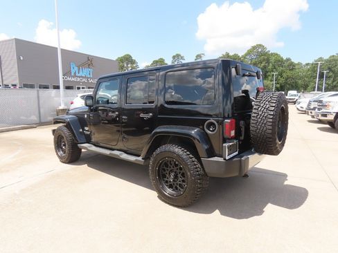 Used 2015 Jeep Wrangler Unlimited Sahara w/ Connectivity Group AWD/4WD image 16