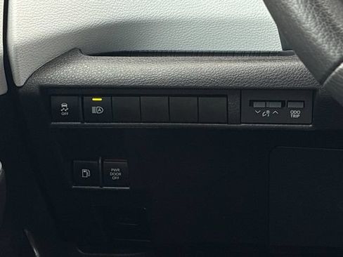 Used 2025 Toyota Sienna XLE FWD image 27