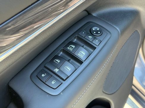 Used 2019 Jeep Grand Cherokee Overland AWD/4WD image 14
