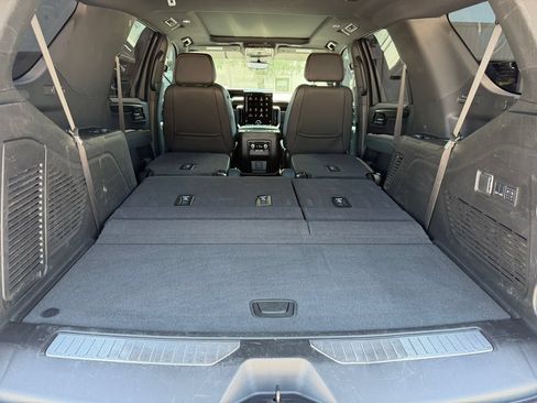Used 2025 GMC Yukon AT4 w/ AT4 Premium Package AWD/4WD image 16