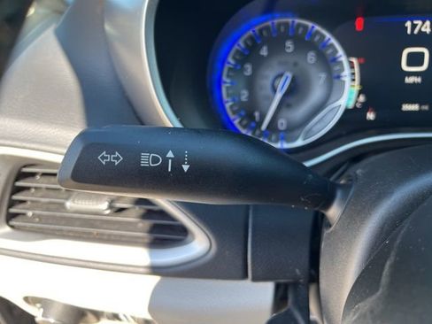 Certified 2023 Chrysler Pacifica Touring-L image 23