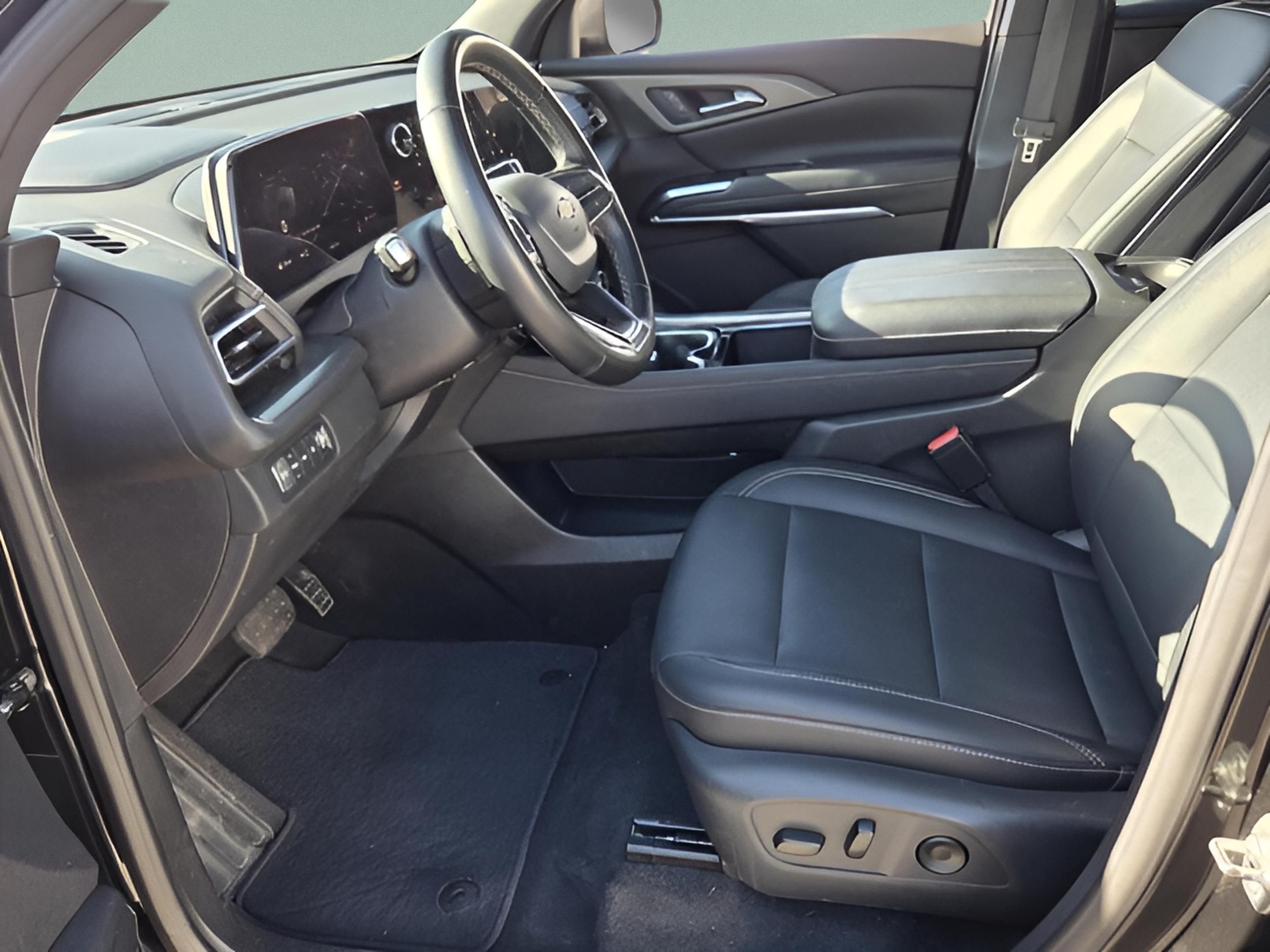 Used 2025 Chevrolet Traverse LT AWD/4WD image 9