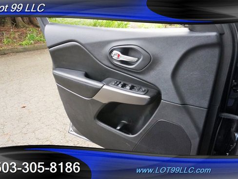 Used 2019 Jeep Cherokee Latitude Plus w/ Cold Weather Group image 25