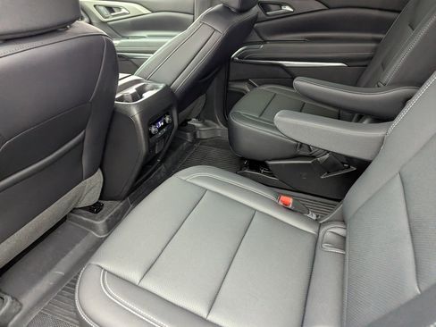 Used 2025 Chevrolet Traverse LT w/ Sun and Wheel Package image 15