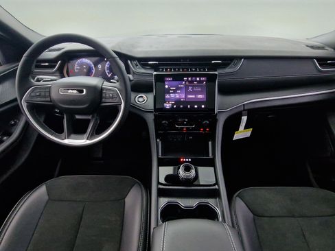 New 2025 Jeep Grand Cherokee Altitude image 9