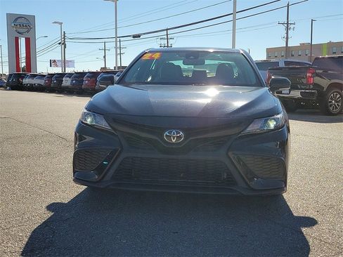 Used 2024 Toyota Camry SE image 3