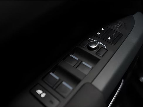 Used 2023 Land Rover Defender 110 X-Dynamic SE image 33