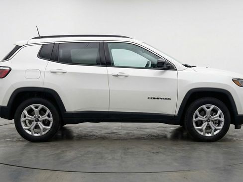 Used 2025 Jeep Compass Latitude AWD/4WD image 11