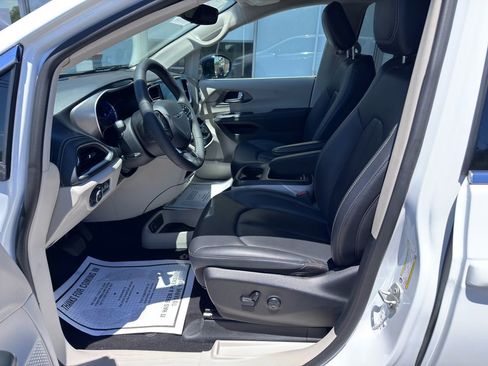 Used 2024 Chrysler Pacifica Limited FWD image 15