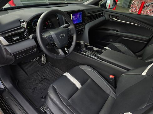 Certified 2025 Toyota Camry SE w/ Convenience Package image 8