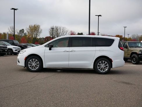New 2026 Chrysler Pacifica Select image 43