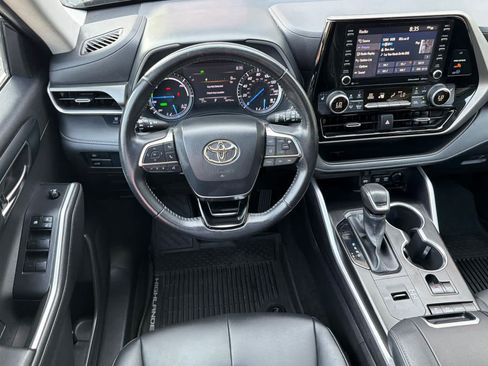 Used 2020 Toyota Highlander XLE AWD/4WD image 16