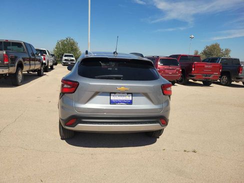 Used 2025 Chevrolet Trax LT w/ LT Convenience Package FWD image 7