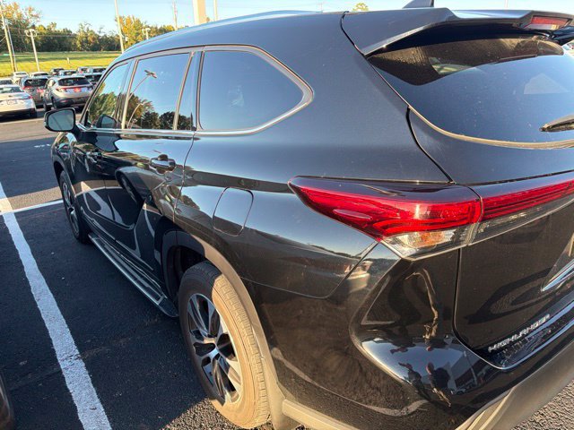 Used 2021 Toyota Highlander XLE AWD/4WD image 4