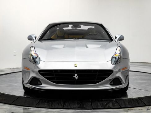 Used 2016 Ferrari California T image 31