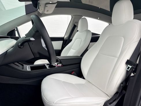 Used 2022 Tesla Model Y Long Range image 17