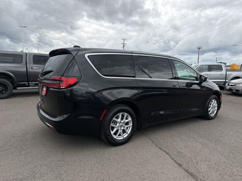 Used 2023 Chrysler Pacifica Touring-L FWD image 6