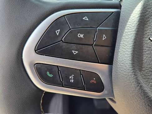 Used 2022 Chrysler Voyager LX FWD image 27