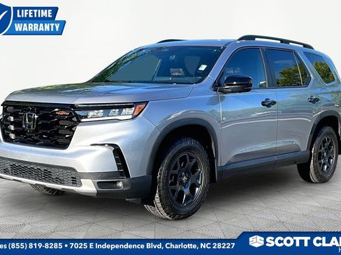 Used 2023 Honda Pilot TrailSport image 3