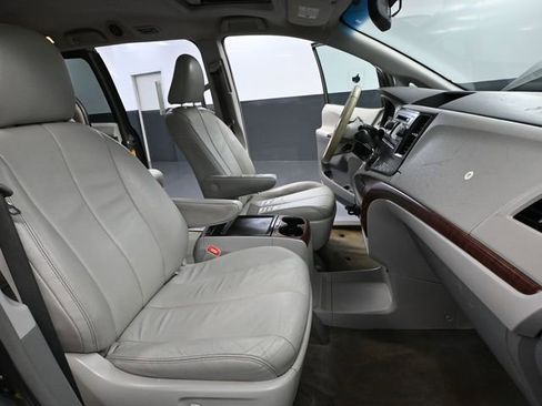 Used 2014 Toyota Sienna XLE image 45