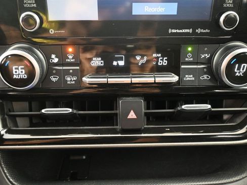 Used 2021 Toyota Highlander LE AWD/4WD image 15