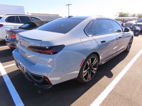 Used 2024 BMW 740i image 3