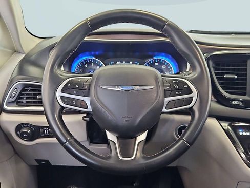 Used 2017 Chrysler Pacifica Touring-L FWD image 14