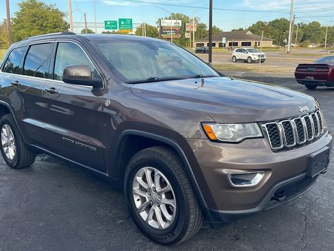 Used 2021 Jeep Grand Cherokee Laredo AWD/4WD image 3