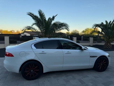 Used 2017 Jaguar XE image 7