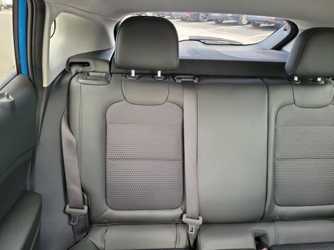 Used 2025 Chevrolet Trax LT FWD image 12