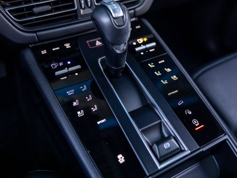 Certified 2024 Porsche Macan w/ Premium Plus Package AWD/4WD image 55