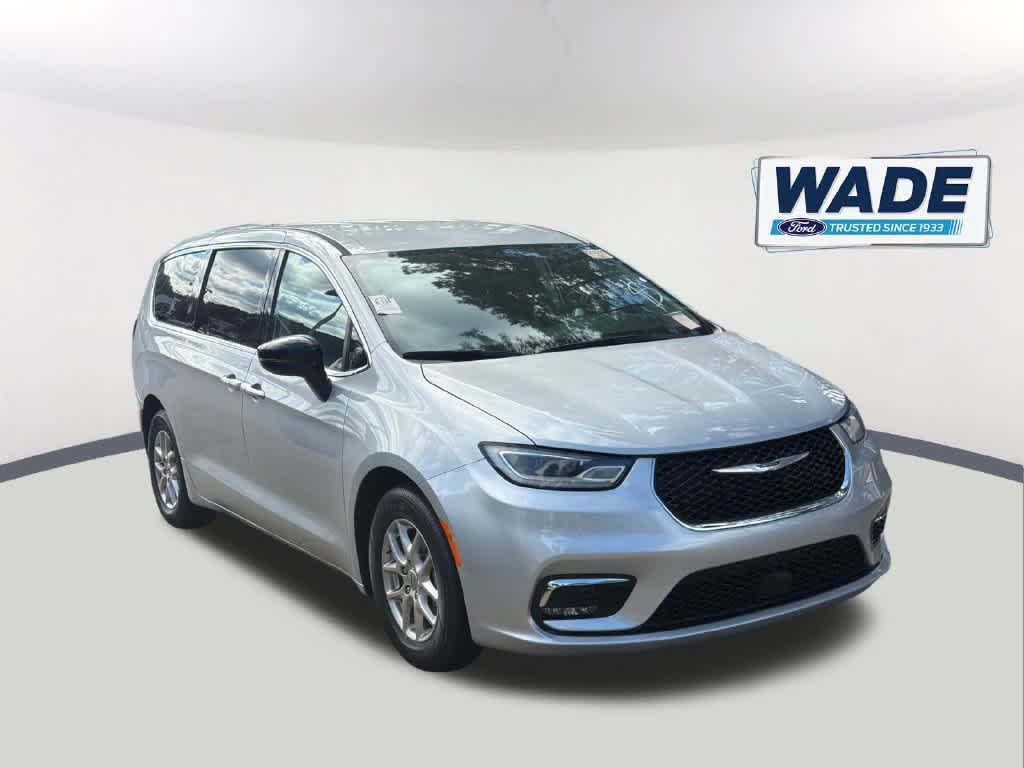 Used 2024 Chrysler Pacifica Touring-L FWD image 3