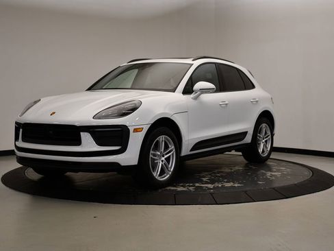 Certified 2025 Porsche Macan image 1