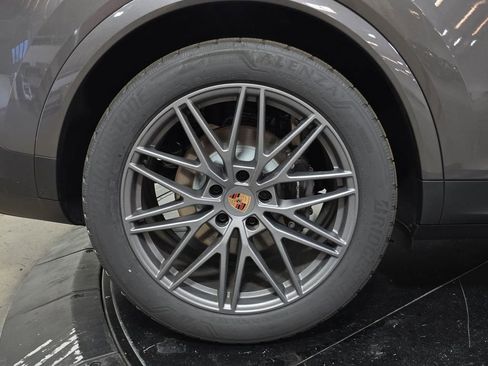 Certified 2025 Porsche Cayenne AWD/4WD image 28