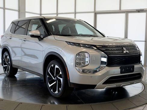 Used 2022 Mitsubishi Outlander SE AWD/4WD image 2