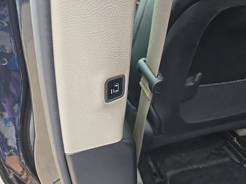 Used 2023 Chrysler Pacifica Touring-L FWD image 88