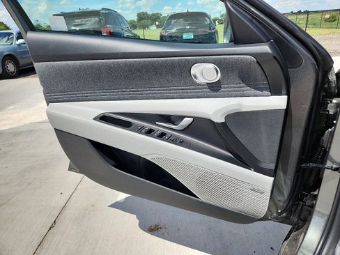 New 2025 Hyundai Elantra Limited image 11