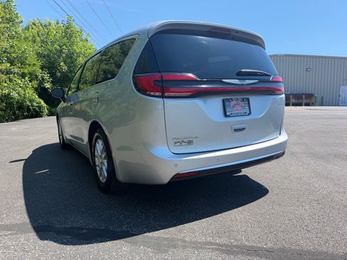 Used 2024 Chrysler Pacifica Touring-L FWD image 13