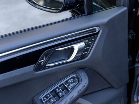 Certified 2025 Porsche Macan AWD/4WD image 24