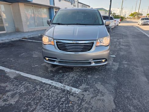 Used 2016 Chrysler Town & Country Touring FWD image 2