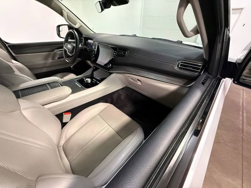 Used 2024 Jeep Wagoneer L Series II w/ Flexible Seating Group AWD/4WD image 61